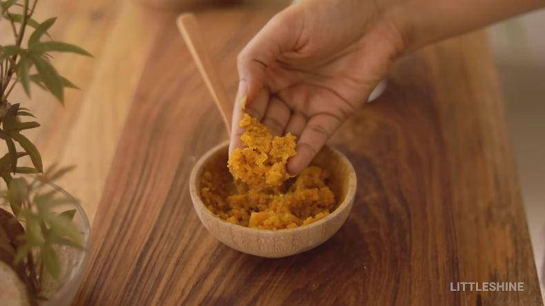 ilustrasi scrub badan dari kunyit (dok.YouTube/ LITTLE DIY)