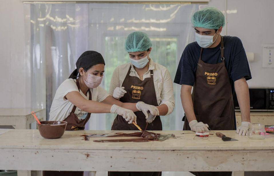 ilustrasi membuat cokelat di Primo Chocolab (primochocolab.id)