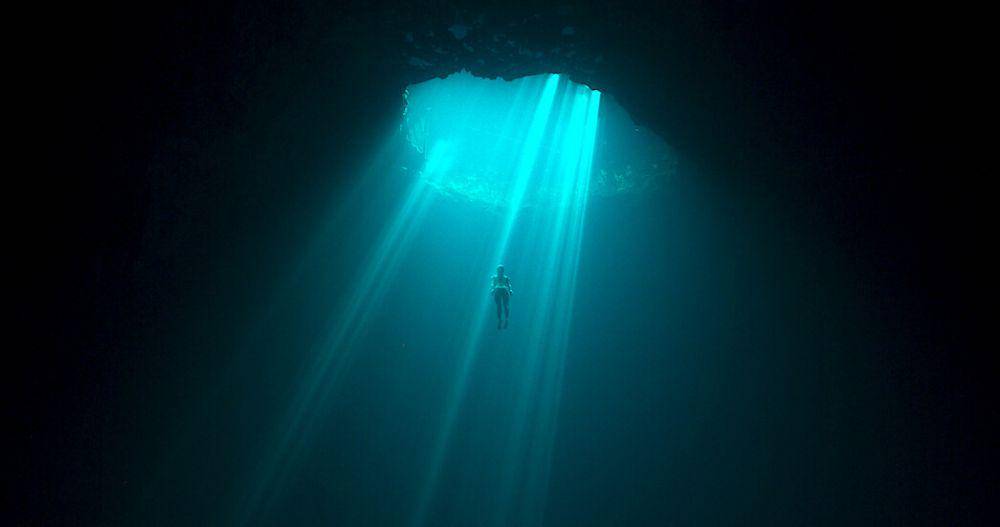 cuplikan film The Deepest Breath (dok. A24/The Deepest Breath)