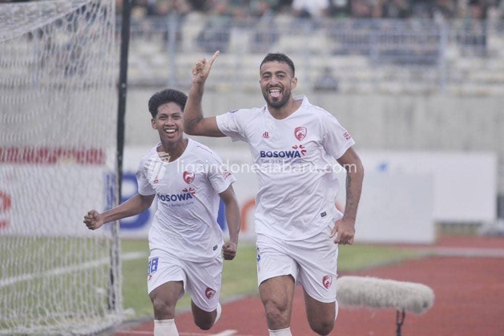 Selebrasi pemain PSM Makassar setelah gol bunuh diri Persebaya dalam laga pekan ke-26 BRI Liga 1 2022-23 yang berlangsung di Stadion Gelora Joko Samudro Gresik, Jumat 24 Februari 2023. (Dok. PT Liga Indonesia Baru)
