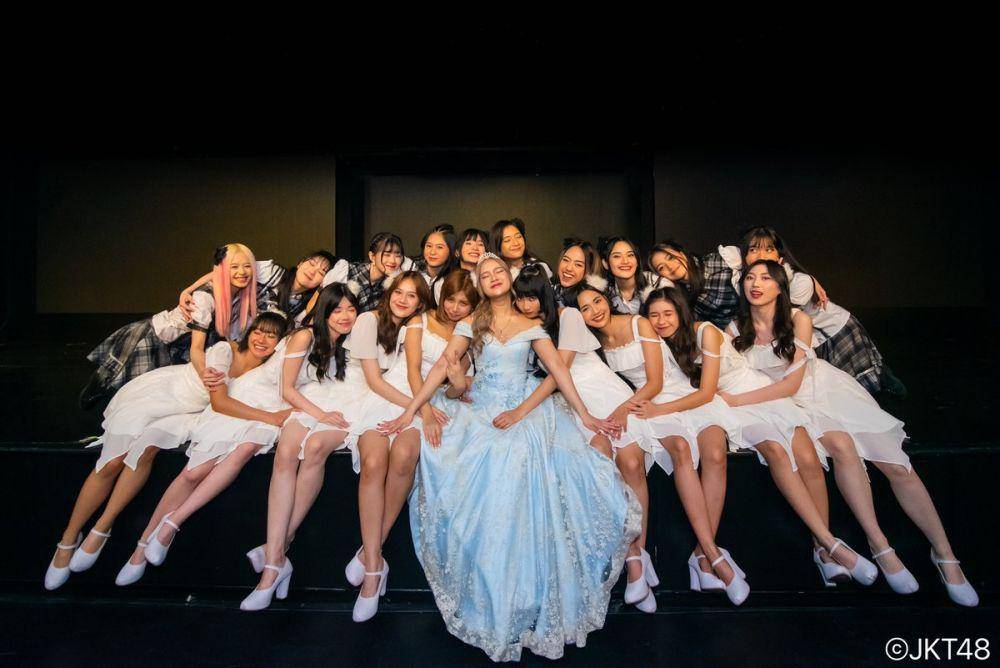Dey JKT48 bersama member JKT48 (Twitter/@officialjkt48)