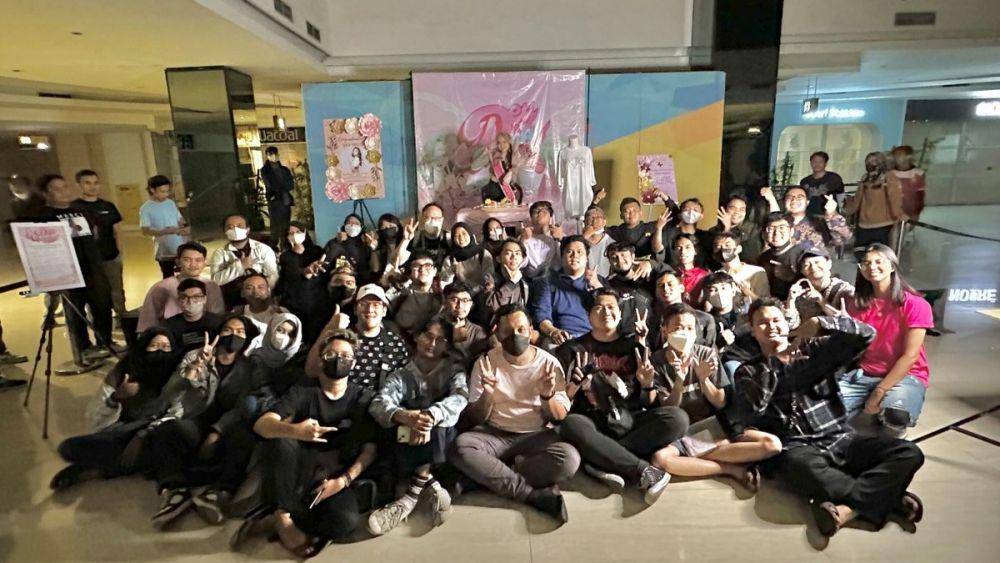 Dey JKT48 bersama fanbasenya, Dheyzious (Twitter/@Dheyzious)