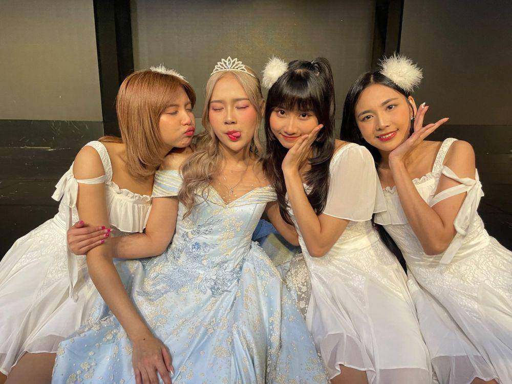 Dey JKT48 bersama Gita, Eli, Muthe JKT48 (Twitter/@officialjkt48)