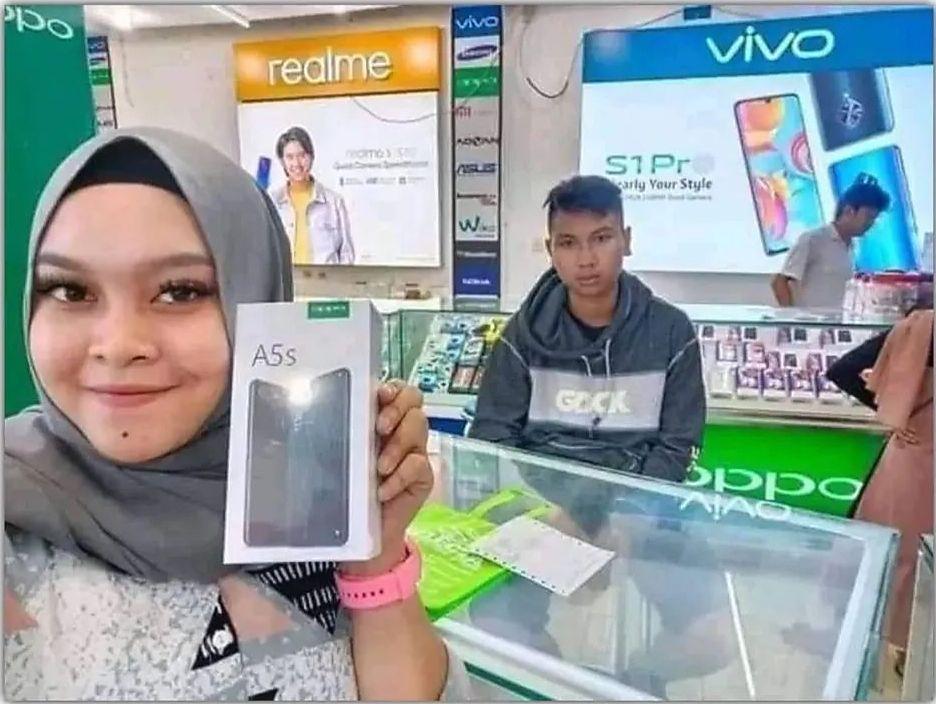 10 Momen Ekspresi Kesal Konsumen Lihat Penjual Swafoto di Counter HP