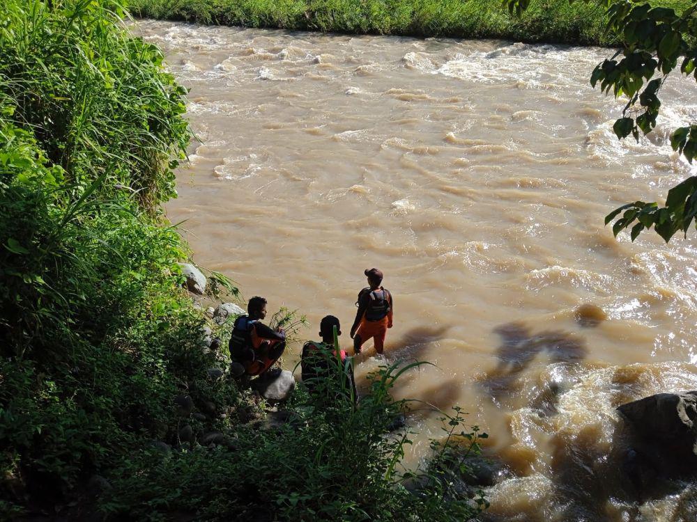 Tim SAR Hentikan Pencarian Ayah dan Anak Terseret Banjir di NTT