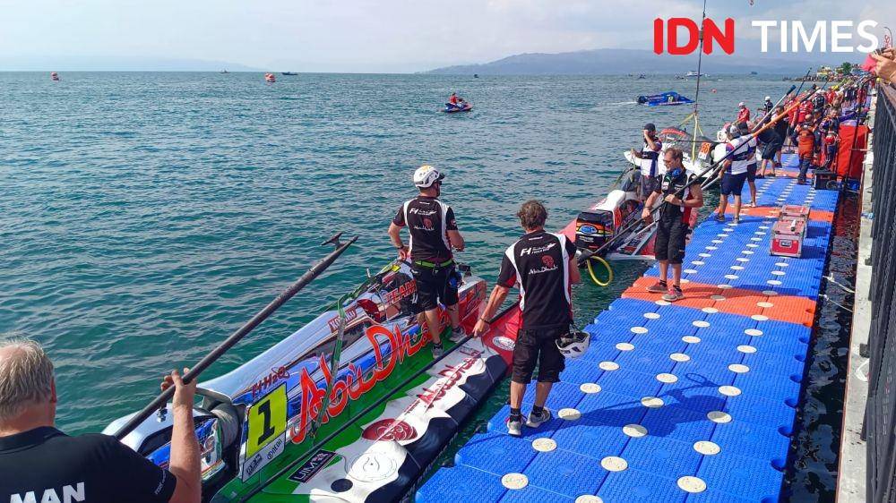 Pembalap F1H2O saat bersiap di tepi Danau Toba jelang kualifikasi (IDN Times/Arifin Al Alamudi)