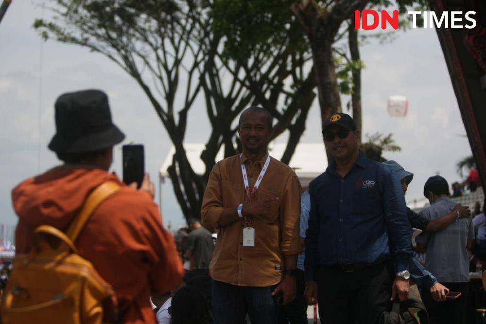 Fitra Eri saat nonton F1H2O di Danau Toba, Balige (IDN Times/Prayugo Utomo)