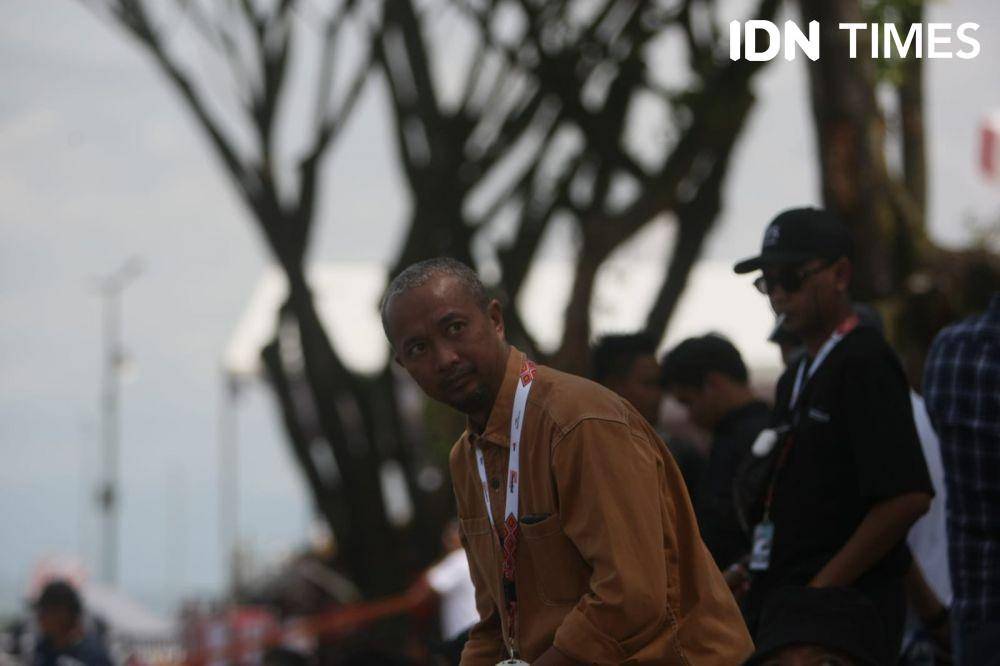Fitra Eri saat nonton F1H2O di Danau Toba, Balige (IDN Times/Prayugo Utomo)