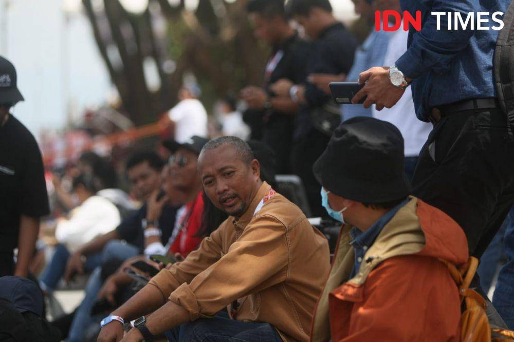 Fitra Eri saat nonton F1H2O di Danau Toba, Balige (IDN Times/Prayugo Utomo)