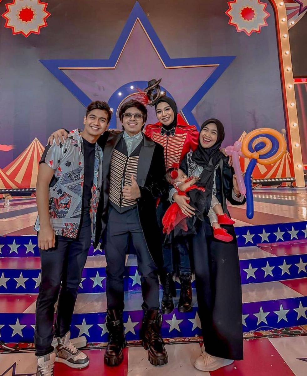 potret artis hingga selebgram yang hadir di acara ulang tahun Ameena. (instagram.com/riaricis1795)