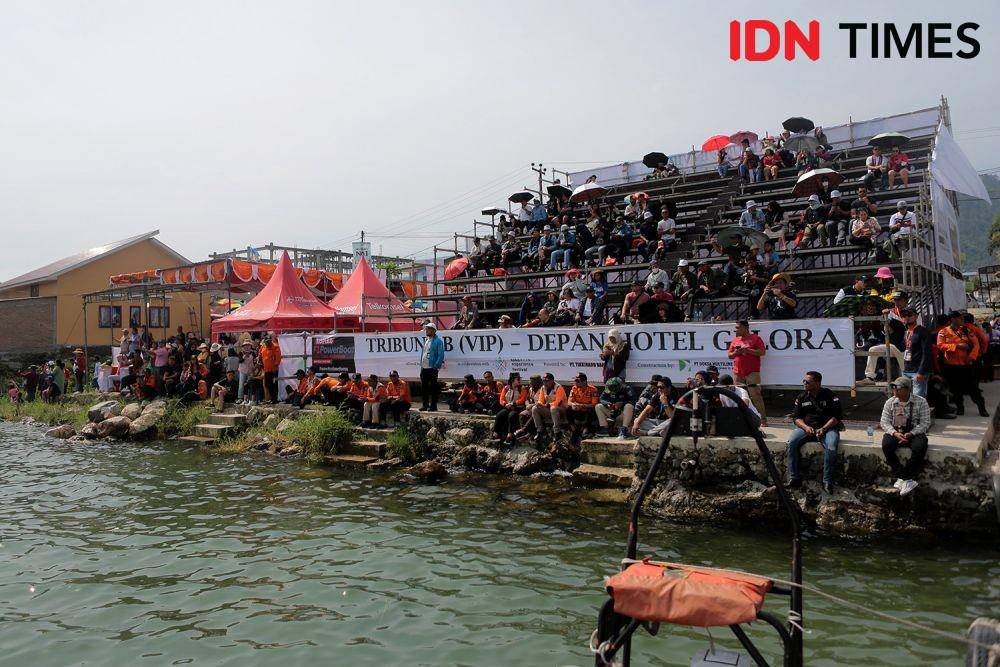 Warga Balige nonton bareng F1H2O di pinggiran Danau Toba, Sabtu (25/2/2023). (IDN Times/Arifin Al Alamudi)