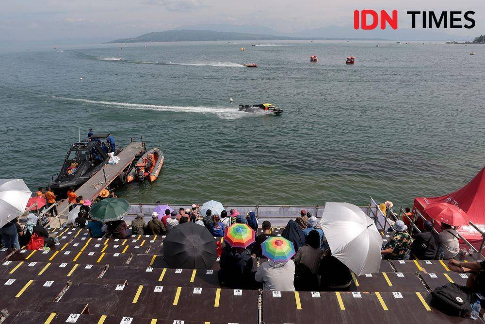 Warga Balige nonton bareng F1H2O di pinggiran Danau Toba, Sabtu (25/2/2023). (IDN Times/Arifin Al Alamudi)