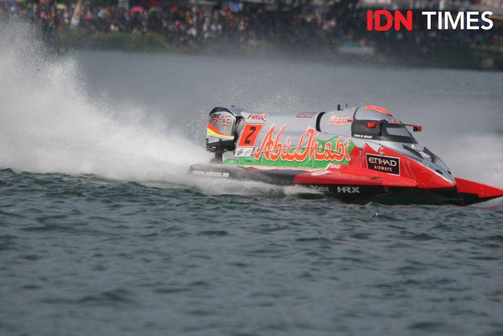 Pembalap asal Abu Dhabi, Thani Al Qemzi saat sesi latihan bebas di Danau Toba, Balige, Sumatra Utara, Sabtu (25/2/2023) (IDN Times/Prayugo Utomo)