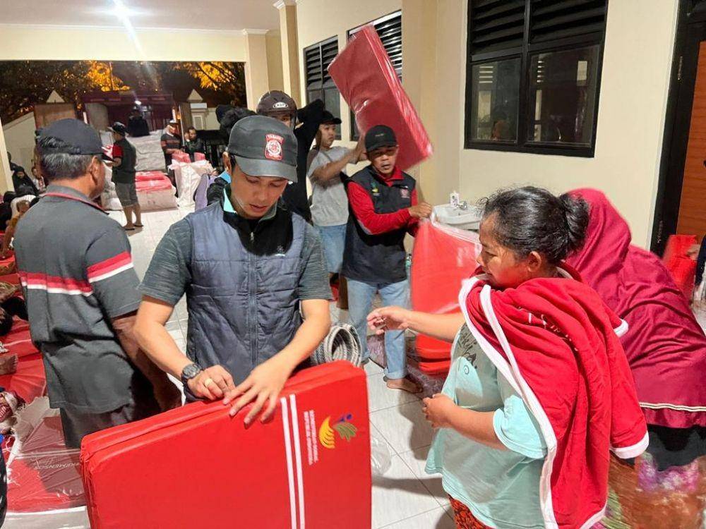 Pendistibusian bantuan logistik kepada penyintas banjir Kota Solo dan Kab. Sukoharjo (Dok. Kemensos)