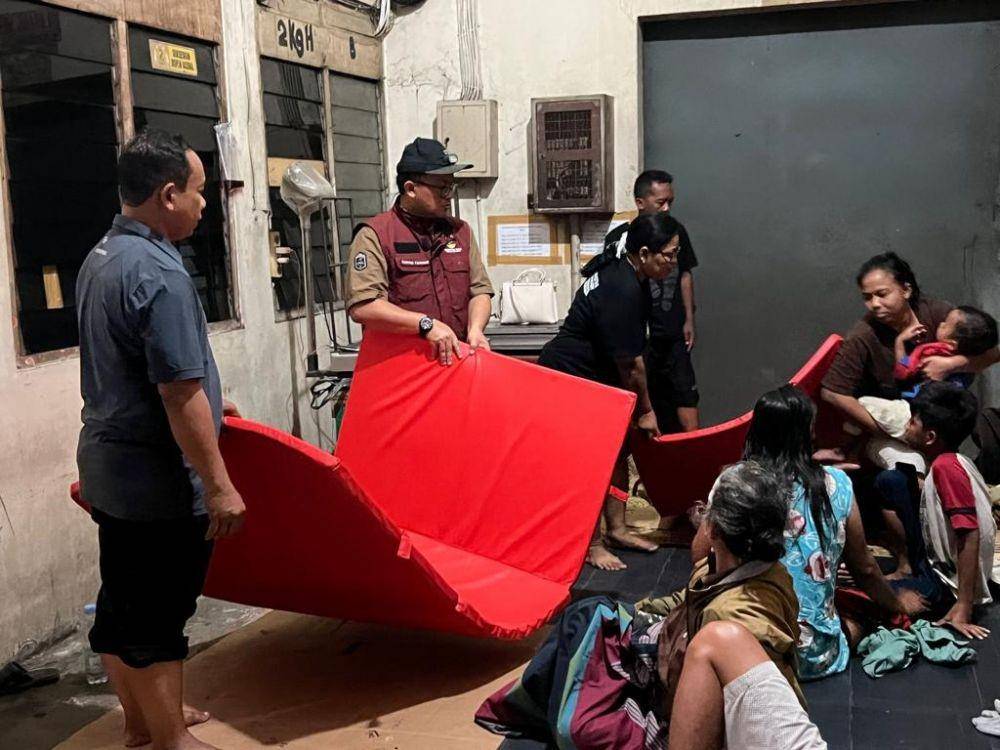 Pemberian bantuan logistik berupa kasur kepada korban pengungsian banjir Kota Solo dan Kab. Sukoharjo. (Dok. Kemensos)