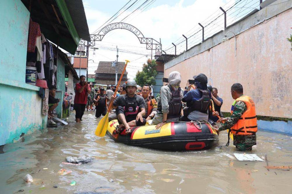 Evakuasi terhadap warga terdampak banjir di Kota Solo dan Kab. Sukoharjo. (Dok. Kemensos)