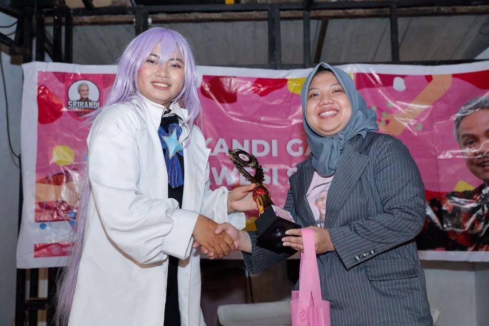 Relawan Srikandi Ganjar Sulsel menggelar kompetisi menyanyi dan cosplay sebagai ajang memperkenalkan Ganjar Pranowo di kalangan anak muda Makassar. (Dok. Istimewa)