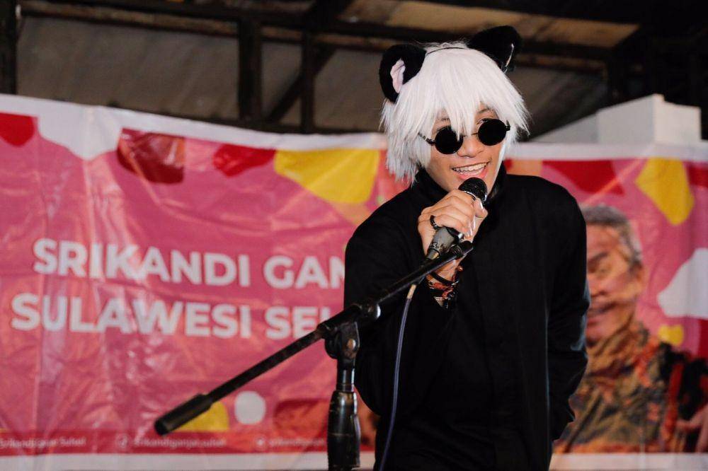Salah satu peserta kompetisi menyanyi dan cosplay anime Jepang yang diselenggarakan relawan Srikandi Ganjar Sulsel di Makassar, Jumat malam (24/2/2023). (Dok. Istimewa)