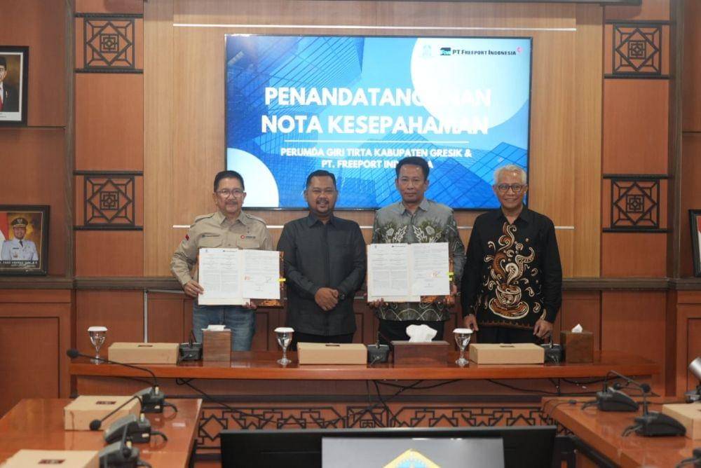 PT Freeport Indonesia (PTFI) dan Perusahaan Umum Daerah (Perumda) Giri Tirta Kabupaten Gresik menandatangani nota kesepahaman (memorandum of understanding/MoU) jual beli air di Gresik, Jawa Timur, pada Jumat (24/2). (Dok. PT Freeport Indonesia)