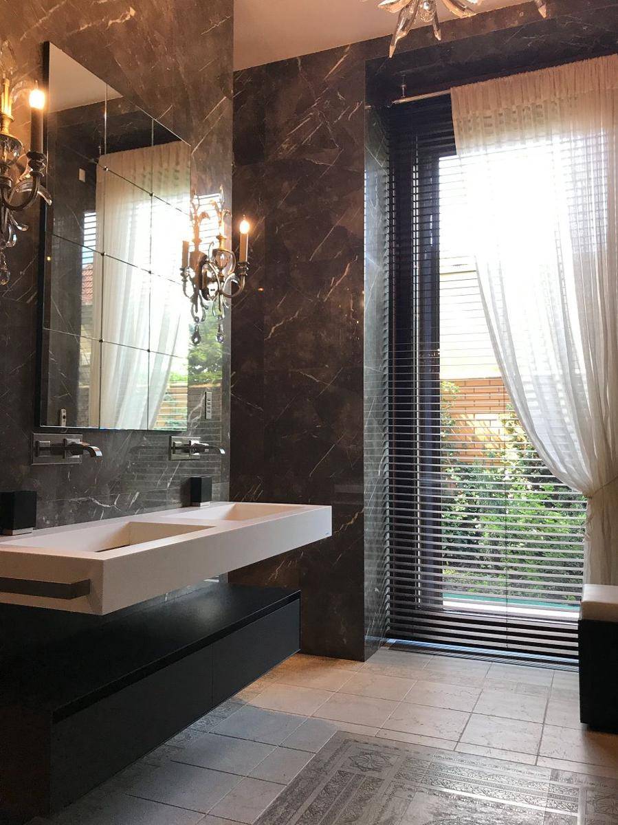 inspirasi lampu kamar mandi (pexels.com/@terry-magallanes-1358818)