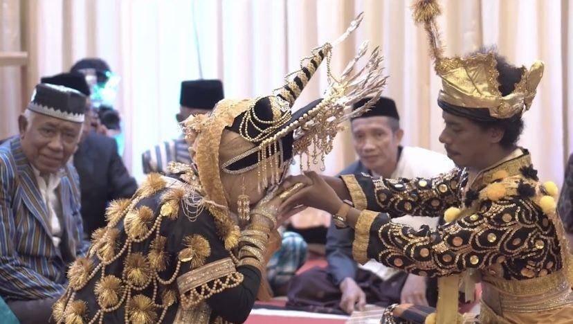 potret pernikahan Raim Laode dan Komang (Instagram.com/raimlaode)