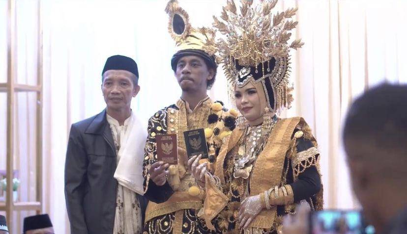 potret pernikahan Raim Loade dan Komang (Instagram.com/raimlaode)