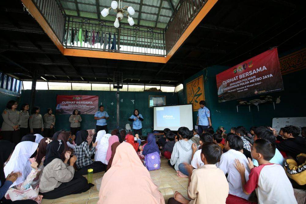Kegiatan pembekalan yang diberikan Kementerian Sosial bersama Polda Metro Jaya kepada murid Sekolah Master. (Dok. Kemensos)