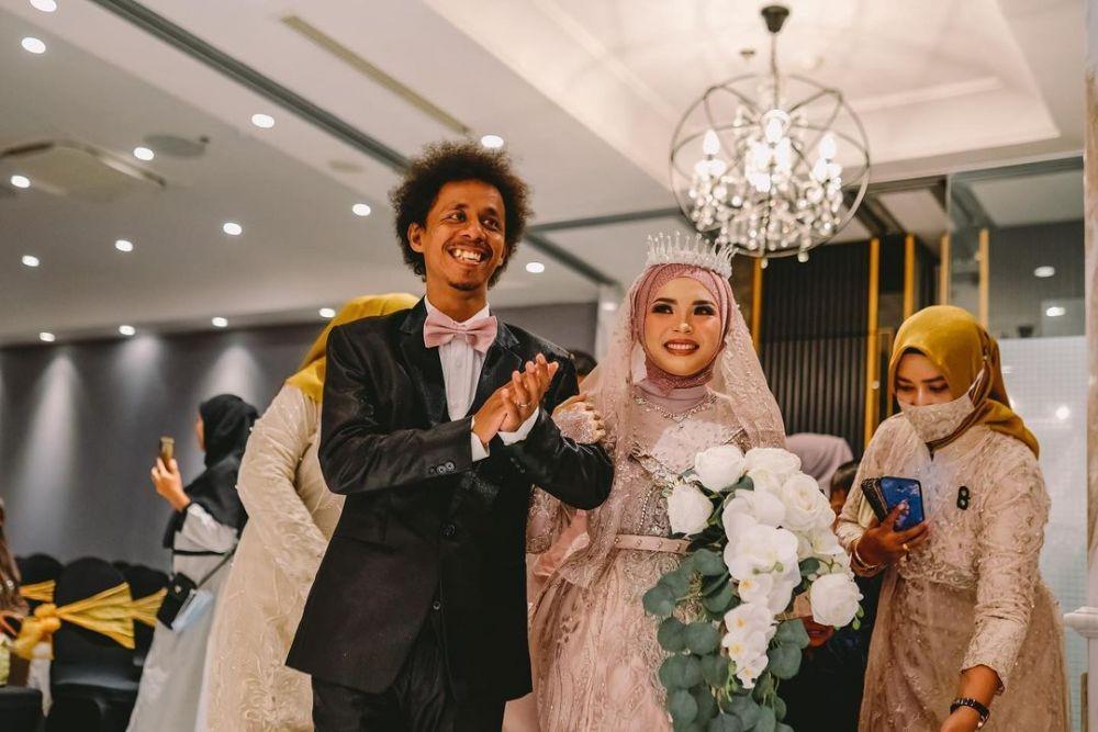 10 Potret Raim Laode dan Komang Saat Menikah, Bahagianya Nular!