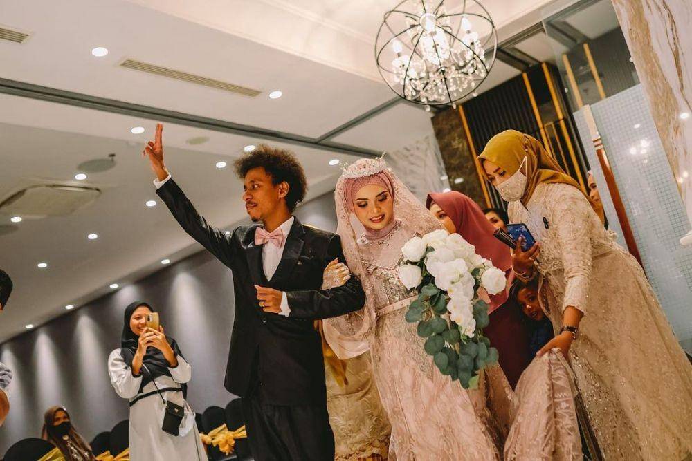 potret pernikahan Raim Laode dan Komang (Instagram.com/raimlaode)