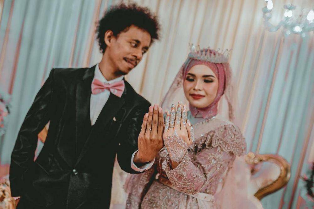 potret pernikahan Raim Laode dan Komang (Instagram.com/raimlaode)