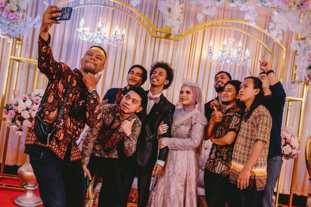 potret pernikahan Raim Laode dan Komang (Instagram.com/raimlaode)