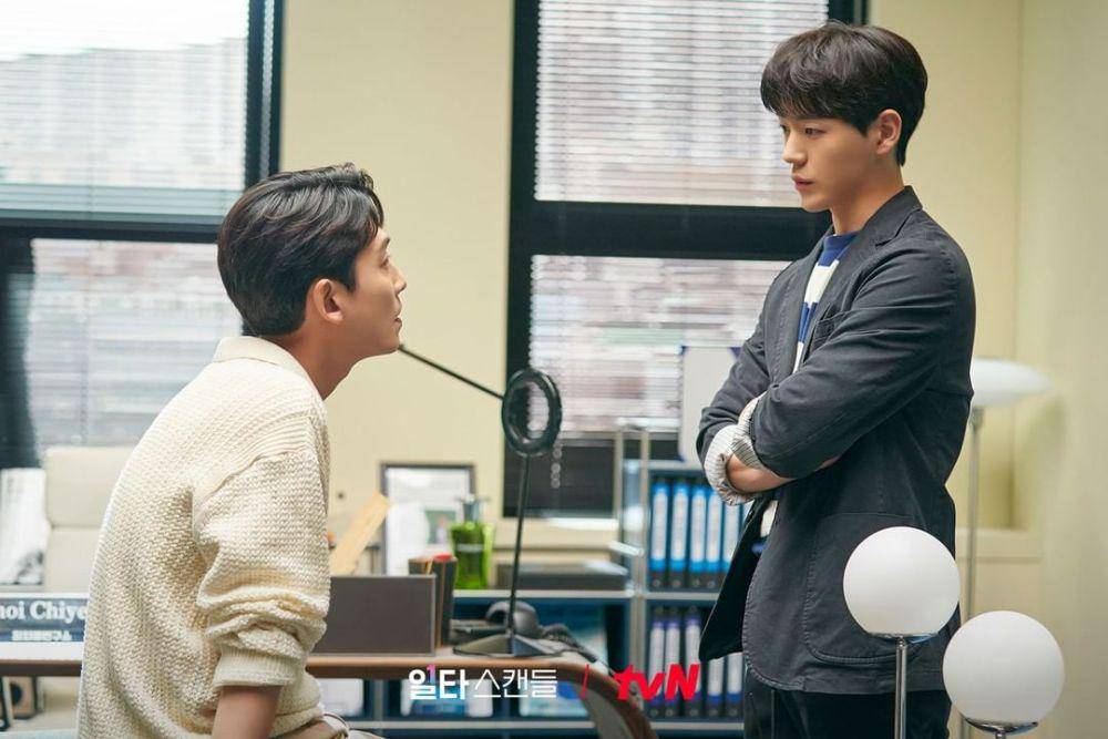 Ji Dong Hui dan Choi Choi Yeol (dok. tvn/Crash Course in Romance)