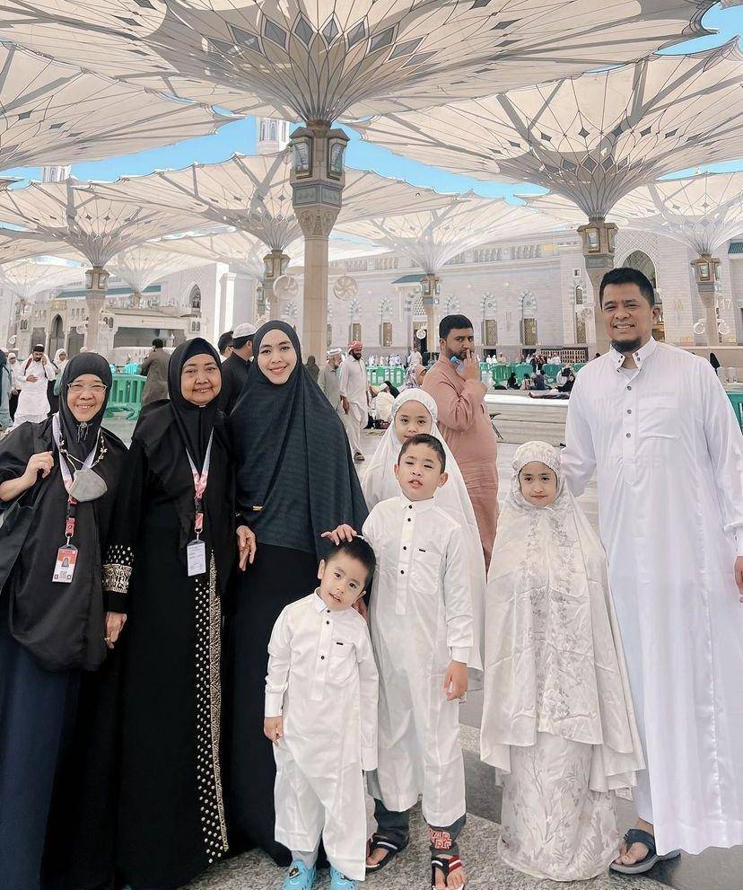 momen umrah Oki Setiana Dewi dan keluarga (instagram.com/okisetianadewi)