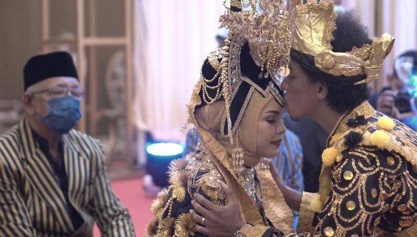 potret pernikahan Raim Laode dan Komang (Instagram.com/raimlaode)