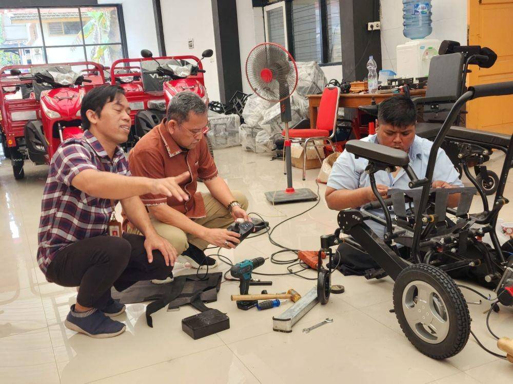 Direktur Jenderal Rehabilitasi Sosial Pepen Nazaruddin melakukan kunjungan kerja dengan meninjau Instalasi Alat Bantu Sentra Terpadu Prof. Dr. Soeharso Surakarta. (Dok. Kemensos)