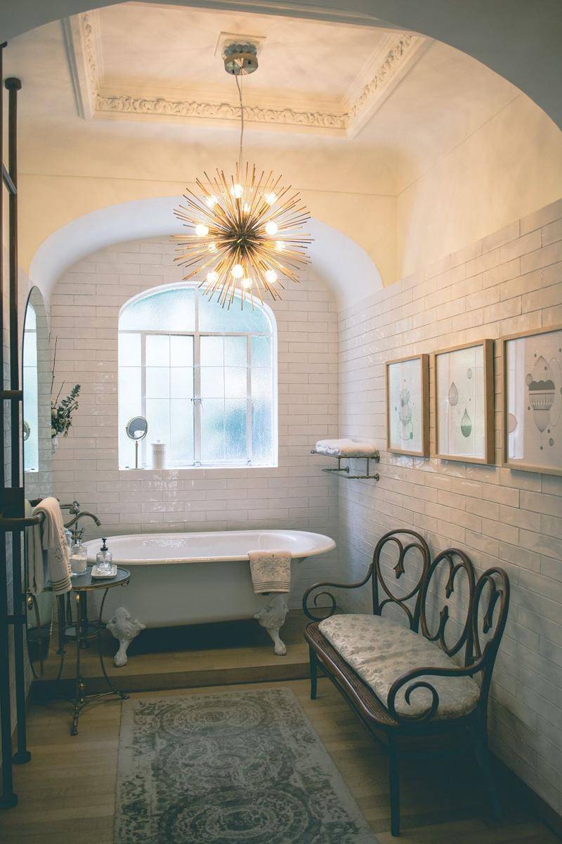 inspirasi lampu kamar mandi (pexels.com/@luis-ruiz)