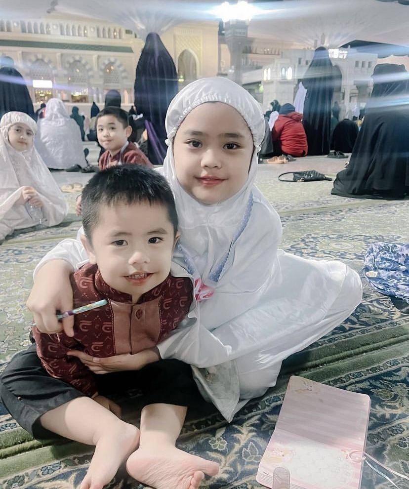 momen Oki Setiana Dewi dan keluarga umrah (instagram.com/okisetianadewi)