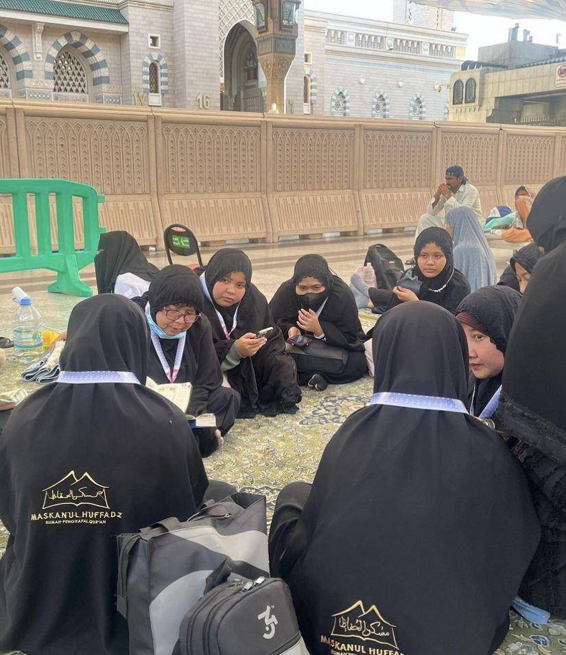 momen umrah Oki Setiana Dewi dan keluarga (instagram.com/okisetianadewi)