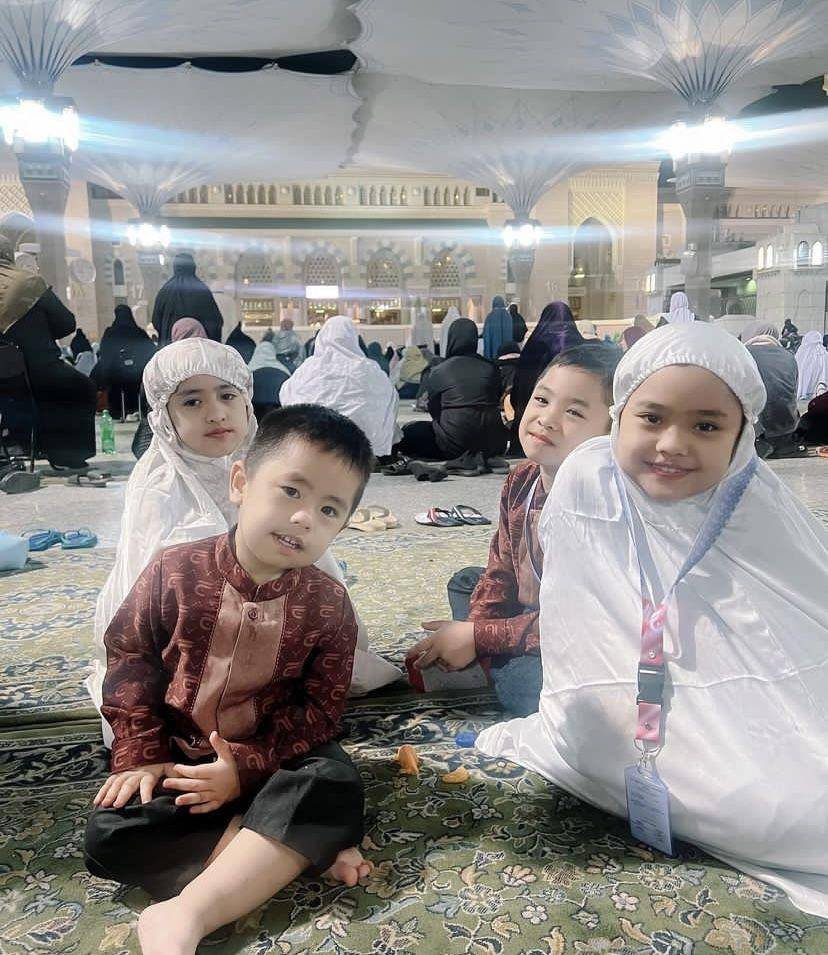 momen Oki Setiana Dewi dan keluarga umrah (instagram.com/okisetianadewi)