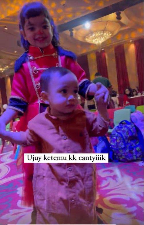 Rayyanza di ulang tahun Ameena (instagram.com/riniperdiyanti)