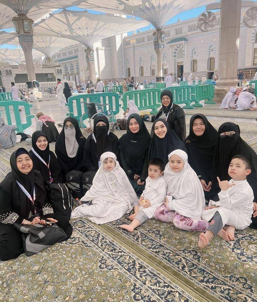 momen umrah Oki Setiana Dewi dan keluarga (instagram.com/okisetianadewi)