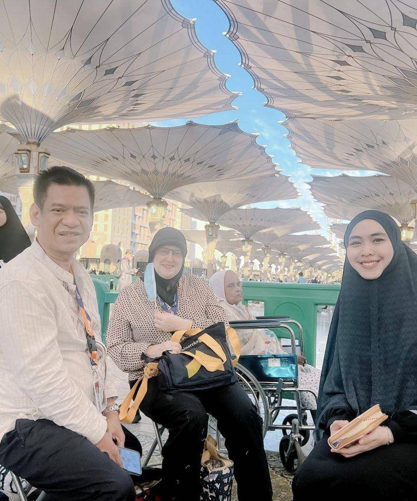 momen umrah Oki Setiana Dewi dan keluarga (instagram.com/okisetianadewi)