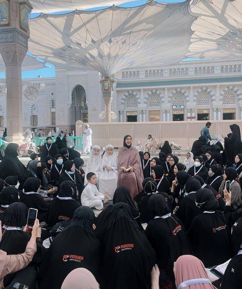momen Oki Setiana Dewi dan keluarga umrah (instagram.com/okisetianadewi)