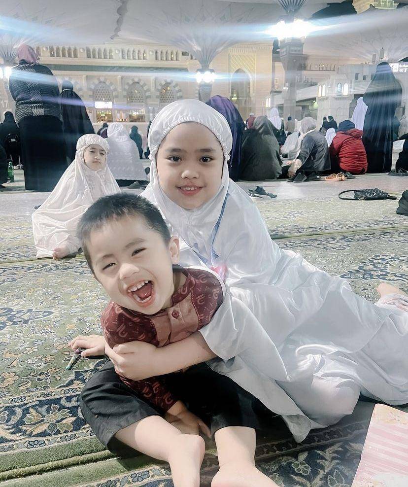 momen Oki Setiana Dewi dan keluarga umrah (instagram.com/okisetianadewi)