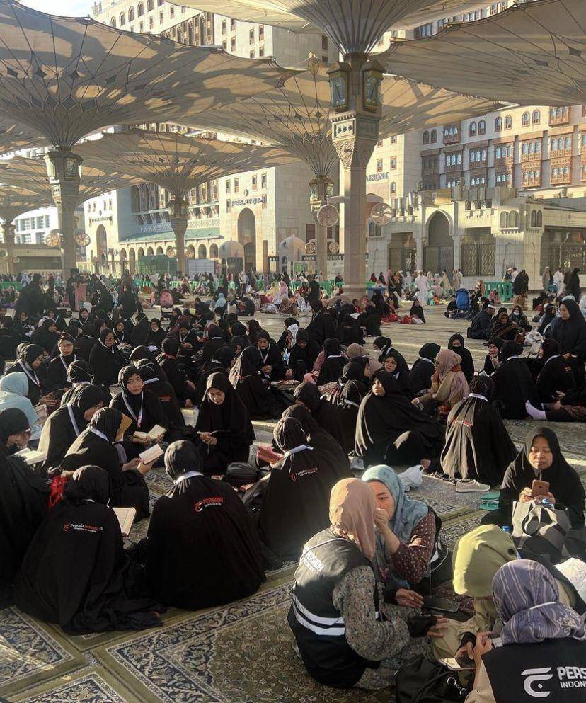 momen umrah Oki Setiana Dewi dan keluarga (instagram.com/okisetianadewi)