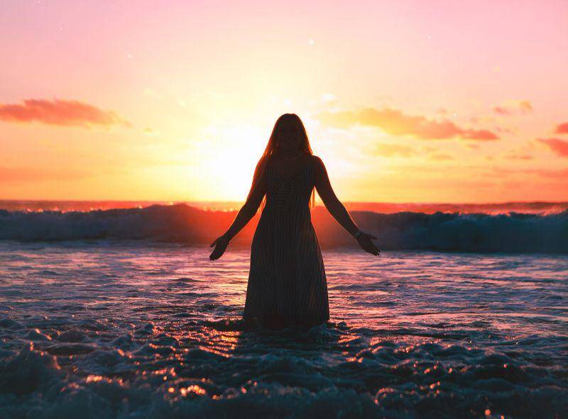 gambar perempuan berdiri di tepi pantai (unsplash.com/Manny Moreno)