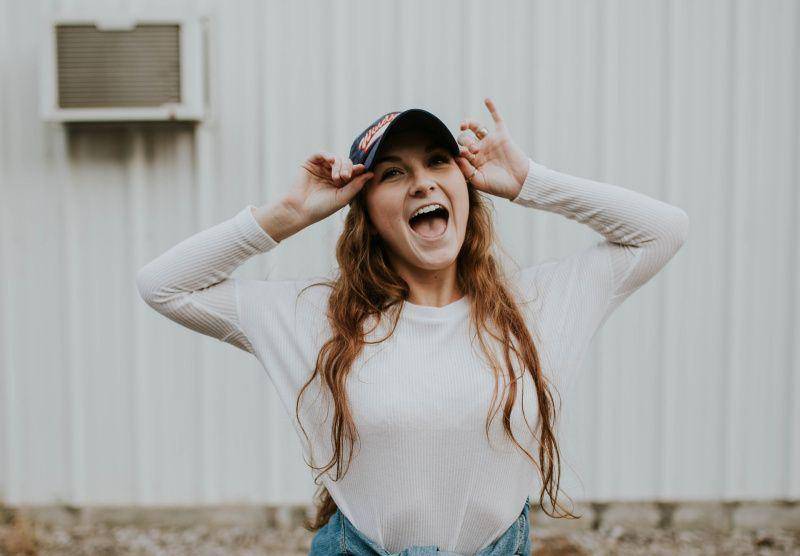 gambar perempuan yang sedang bahagia (unsplash.com/Brooke Cagle)