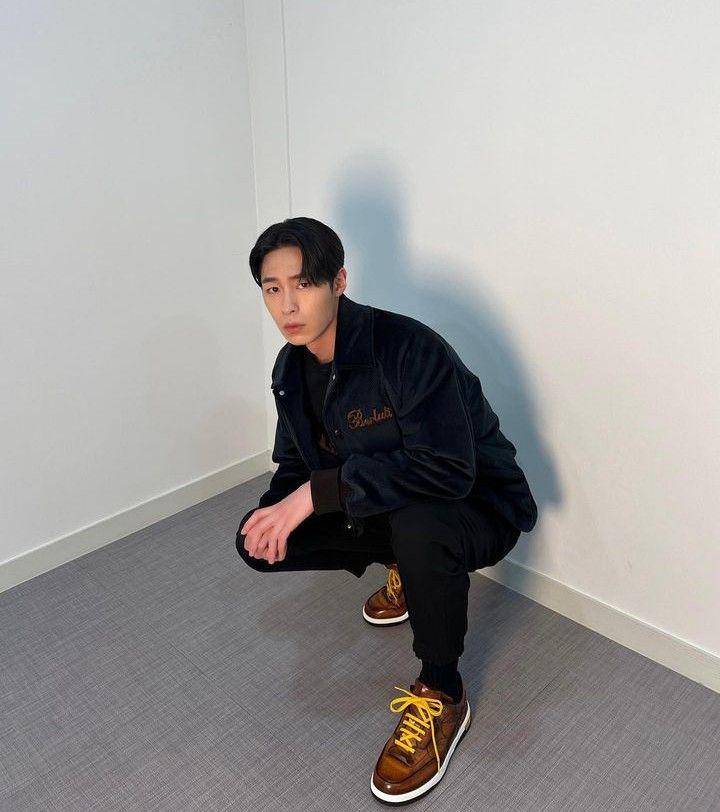mix and match sneakers ala Jaewook (instagram.com/jxxvvxxk)