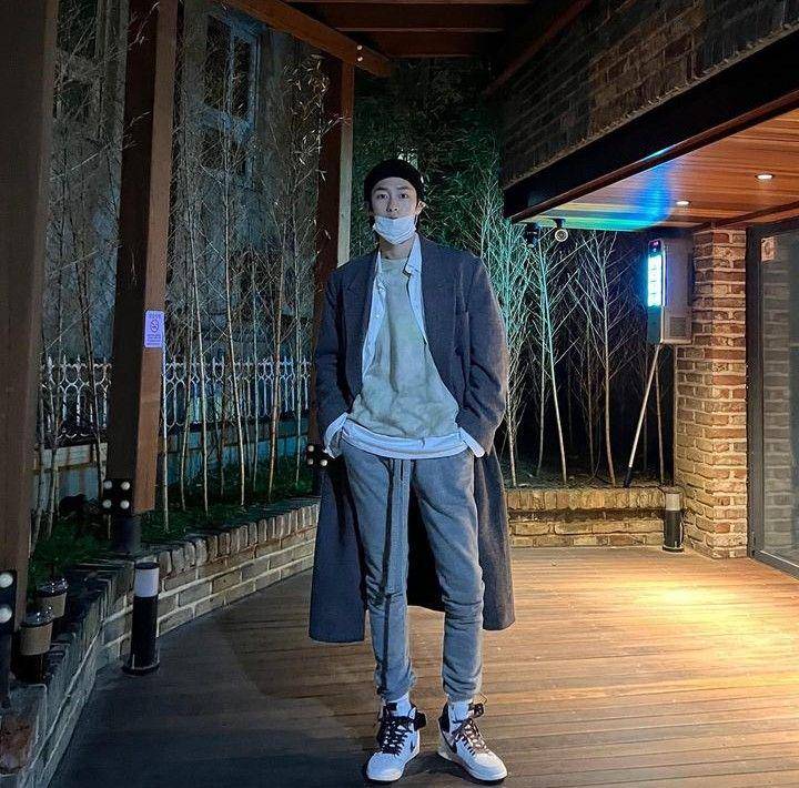 mix and match sneakers ala Jaewook (instagram.com/jxxvvxxk)