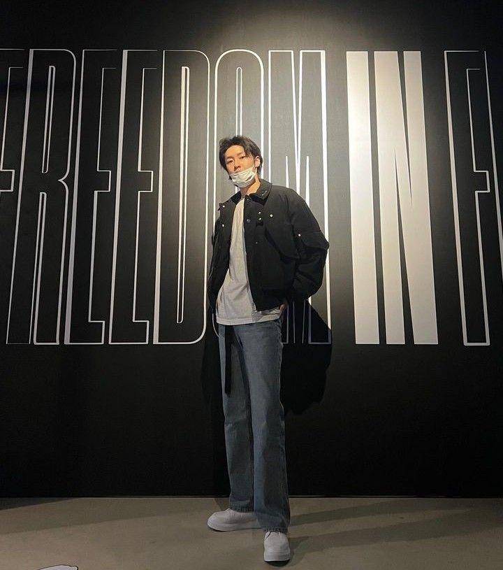 mix and match sneakers ala Jaewook (instagram.com/jxxvvxxk)